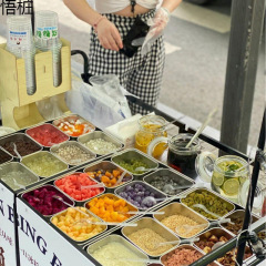 アイスパウダーの原料箱に屋台を置く業務用の箱には蓋付き調味料が展示されています。