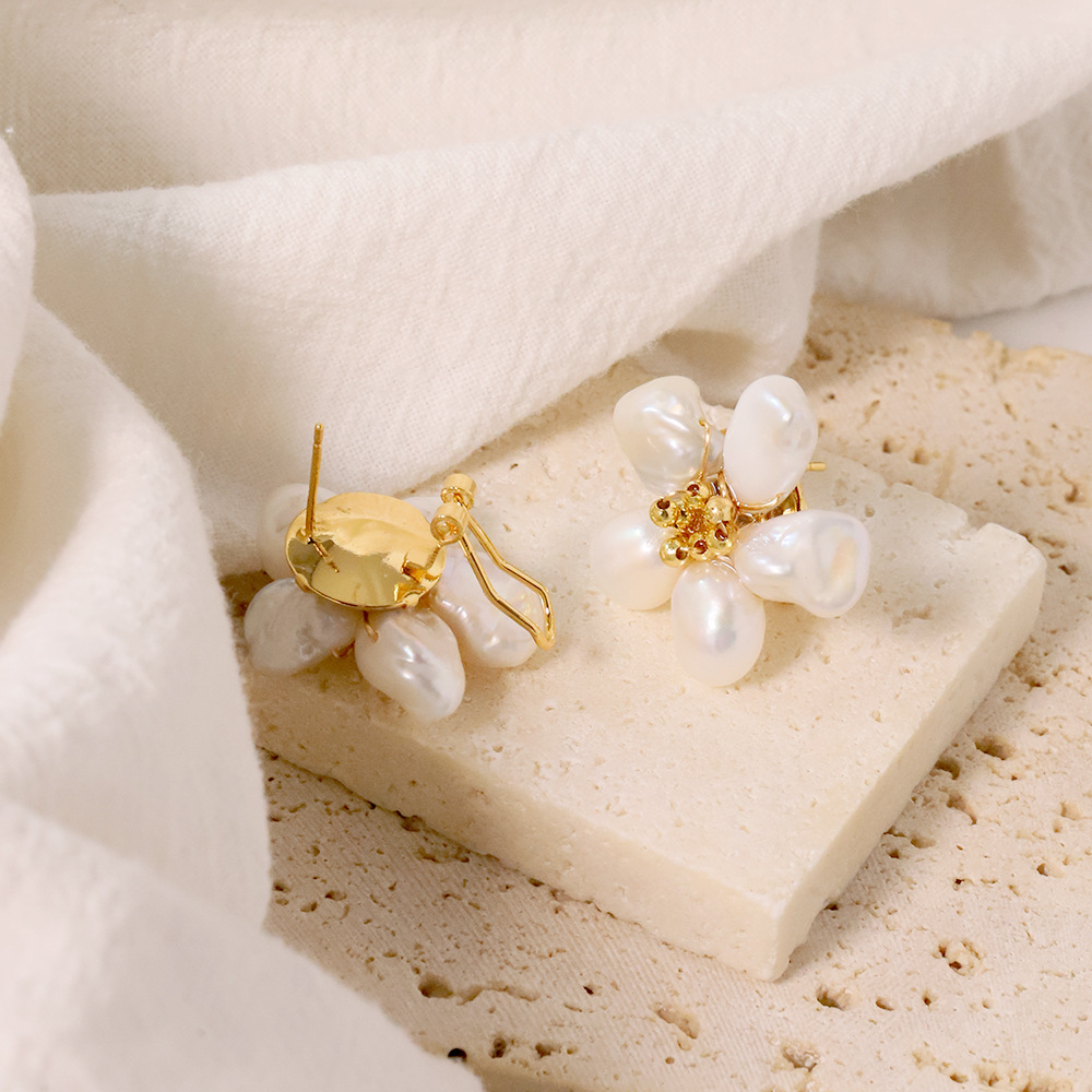 Agujero de perlas de agua dulce natural para mujeres, estilo universal simple y de alto nivel, pendientes de nicho de diseño, pendientes de flores transfronterizos para mujeres