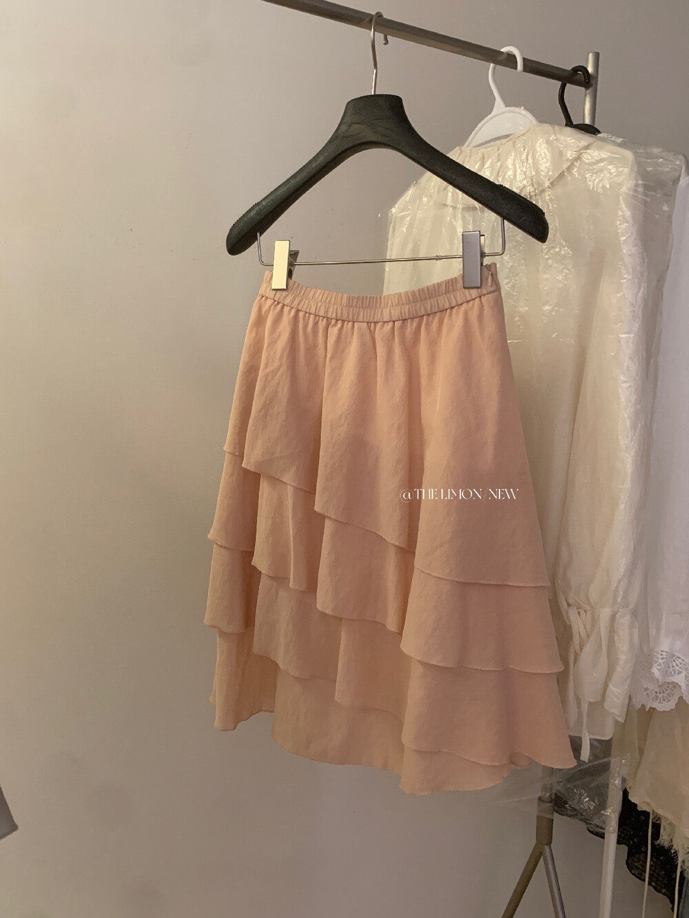Chân váy midi xếp ly tầng bất đối xứng chất liệu Tencel — màu trắng, Bột cam, màu xám chi tiết 10