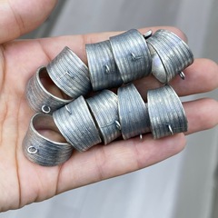 三七銀のアクセサリーは糸を引いて手作りの銀の指輪を作って復古します。