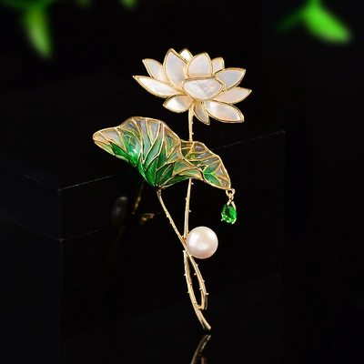 White Mother-Of-Pearl Lotus Brooch, Green Enamel Lotus Leaf Freshwater Pearl Pin, New Chinese Style Elegant Brooch for Qipao Wholesale (Yaxa sancaqları) - gold-xr13565