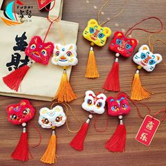 中国風のぬいぐるみが目を覚ますライオンのフリンジのペンダントが始まります。
