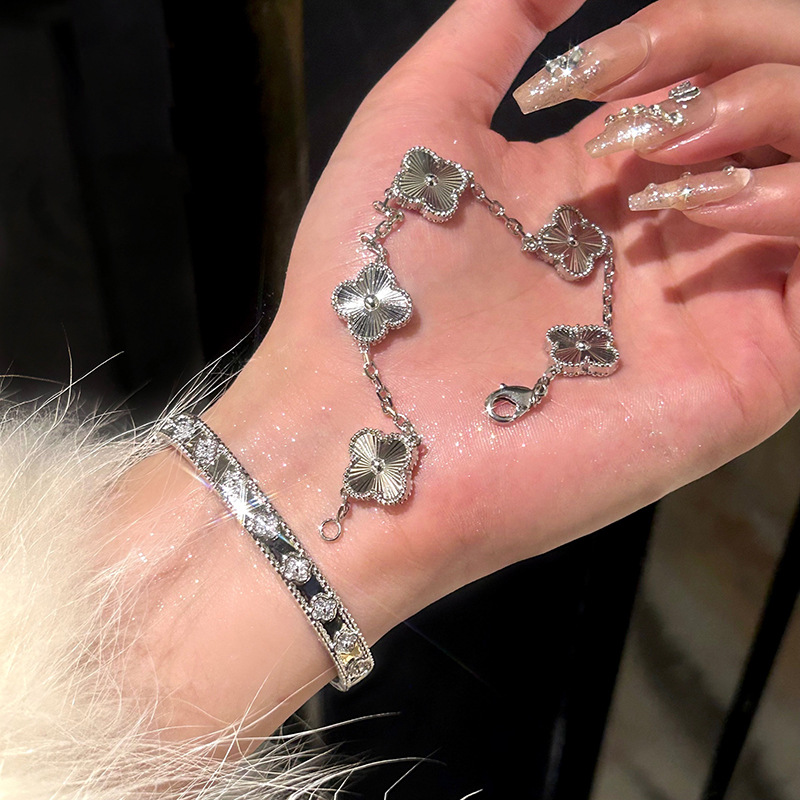 Pulsera de flores de cuatro pétalos con diamantes súper parpadeantes, pulsera de estilo frío de nicho transfronterizo, temperamento, lujo ligero, joyería de alta gama, mujer