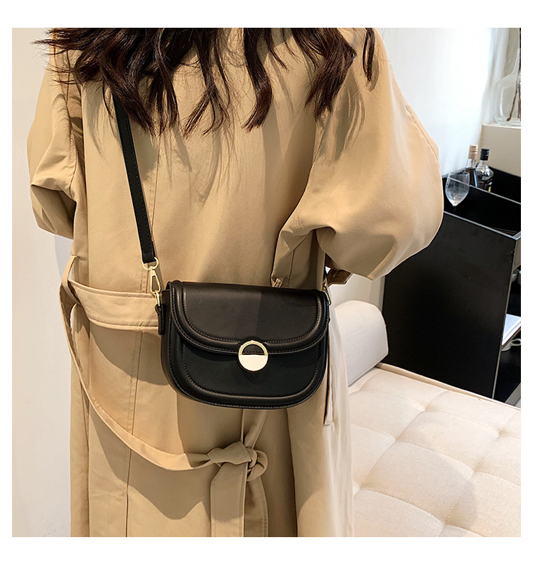 Women's Small Pu Leather Solid Color Fashion Square Magnetic Buckle Crossbody Bag display picture 2