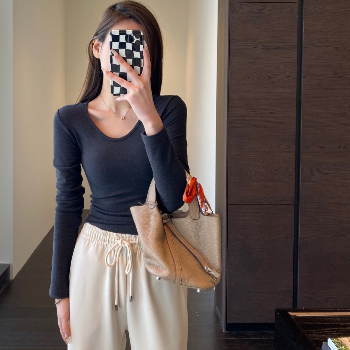 Xiian slimming artifact Western style U-neck slim fit slimming bottoming shirt long sleeve T-shirt for women early Spring New