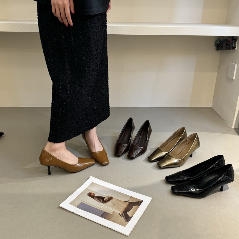 French-style retro square-toe stiletto high-heeled pumps for women, 2026 new autumn/winter collection, elegant, simple, versatile, and shallow-toe design