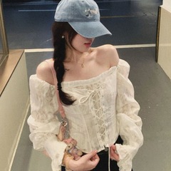 デザイン感のある甘さのストラップの方襟のレースのシャツの女性の春の新型は腰を収めてやせています。