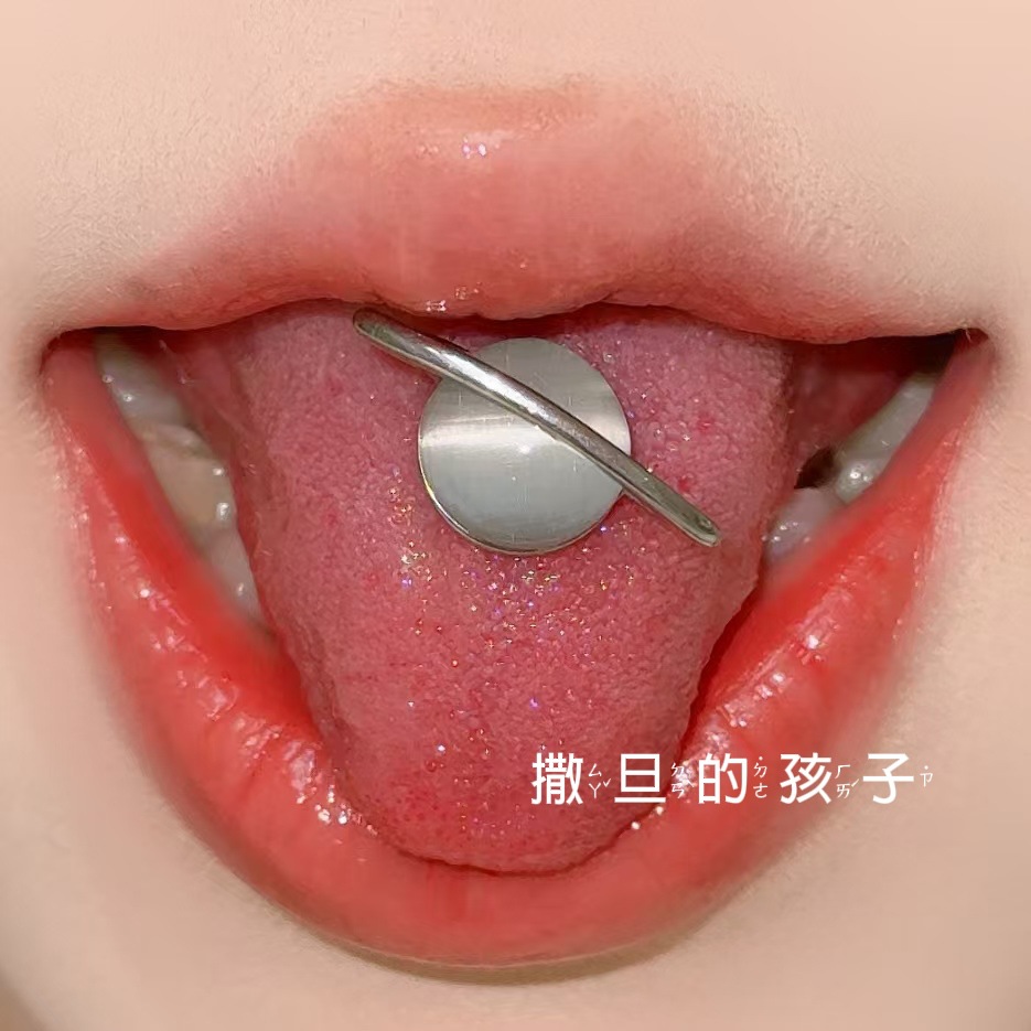 Silver pointed spike labret stud material detail