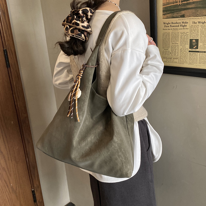 Bolsa de invierno retro de peluche para mujeres 2025, nueva bolsa de hombro universal, bolsa de viaje de gran capacidad