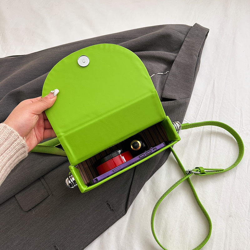 Ins bolsos pequeños populares 2024 nuevo bolso de silla de mujer de moda de moda bolso de mensajero de estilo occidental retro de alta calidad