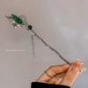 Зелёная капелька с кисточкой