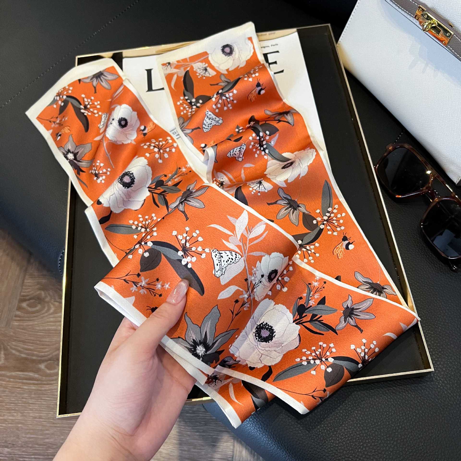 Nueva bufanda de seda pequeña banda larga estrecha para el cabello mujer estilo primavera y otoño moda madre bufanda estilo verano estilo fino serpentina bufanda al por mayor