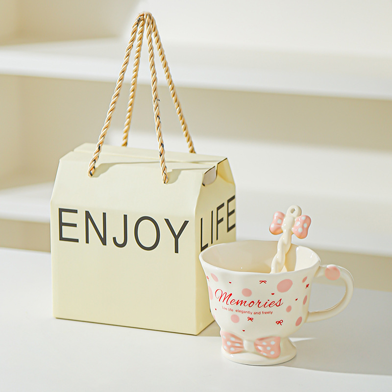 Taza de cuchara de lazo Juego de taza de niña linda Taza de bebida Taza de regalo pequeña Taza de cerámica de alto valor