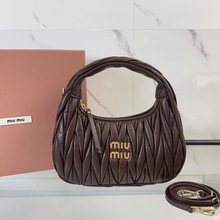 miu缪2025新款褶皱小羊皮手提饺子包高级感单肩斜挎通勤腋下女包