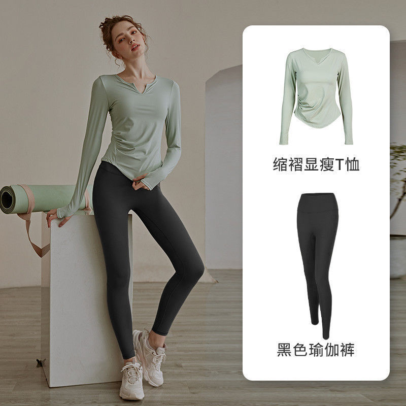 ↑ blusa verde + pantalones negros de carbono - Lista de compras obligatorias