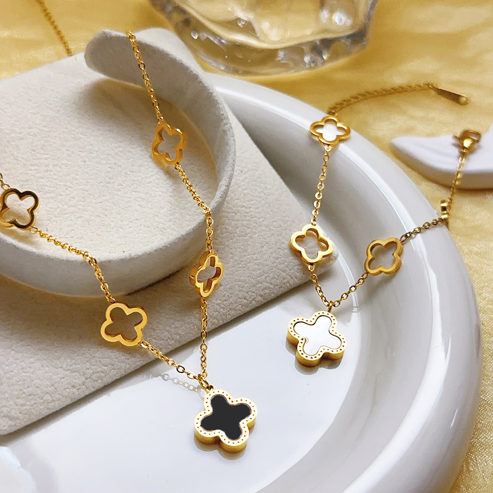 Cuatro hojas de hierba no se desvanecen pulsera de alta versión lujosa ligera en blanco y negro de doble cara oro lujosa joyería lujosa transfronteriza alta sensación conjunto