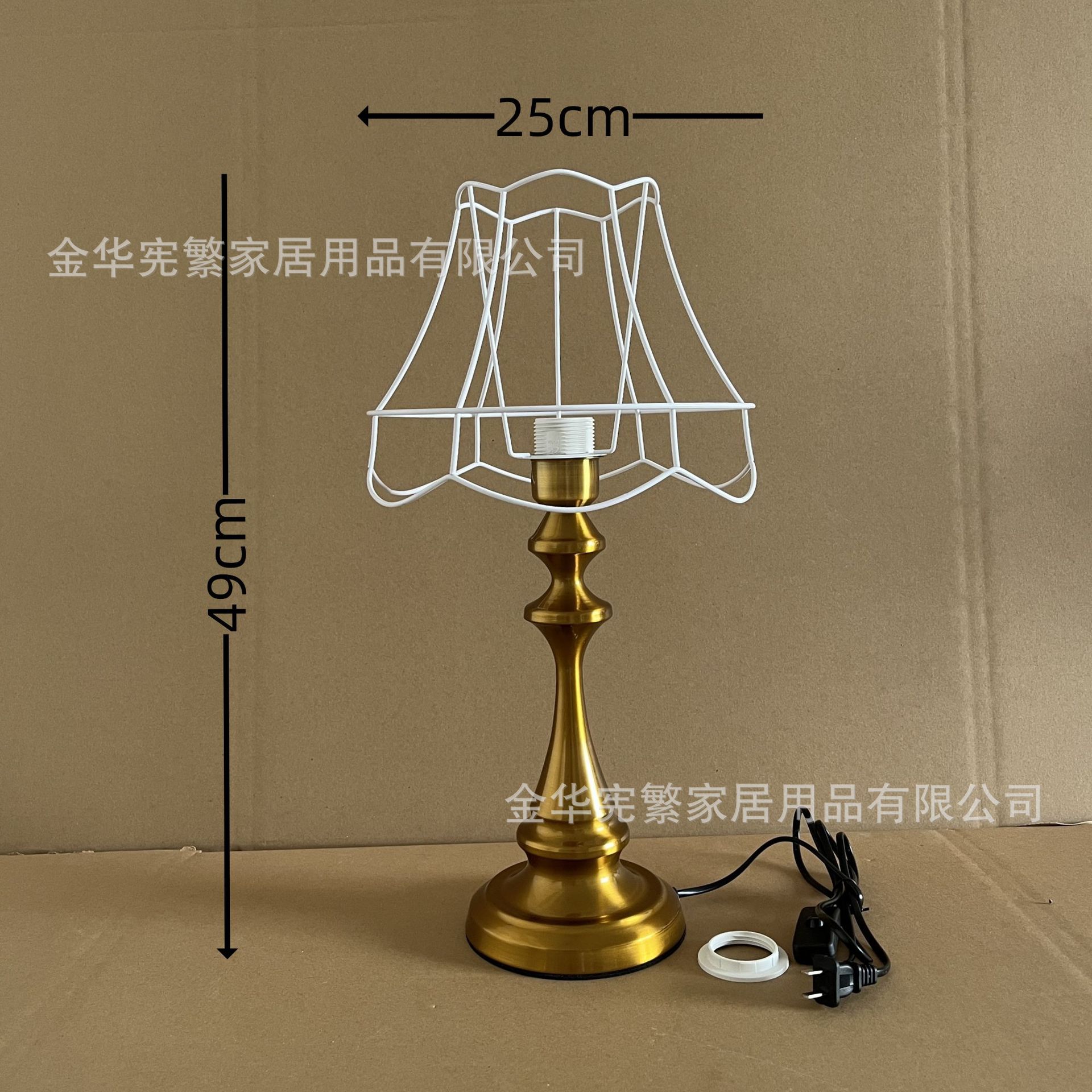 Xiaohongshu recomienda la combinación de marco de hierro con base de metal grande de cobre antiguo dorado E27 con lámpara de mesa retro casera de bricolaje