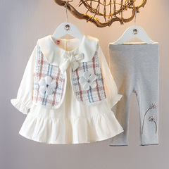 女の子の春の服装のカジュアルな3つのセットの新型の洋気のおしゃれな赤ちゃんの女の子の赤ちゃんの香りの風の外の服のスーツの潮