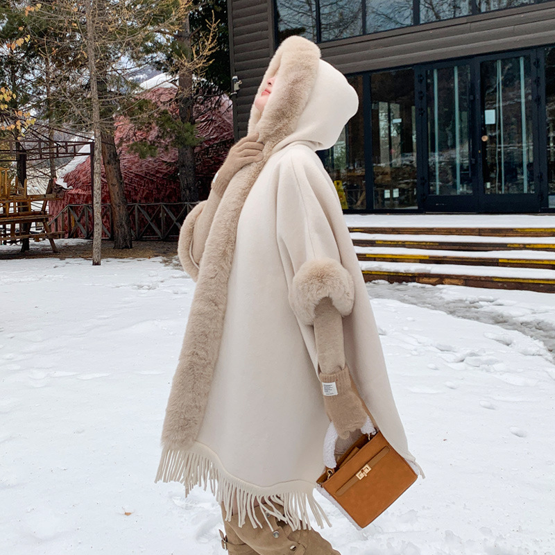 Sciarpa in stile coreano 2025 Autunno/Inverno Nuovo mantello tinta unita Cappotto caldo ispessito Fodera in spugna Ampio collo di pelliccia Mantella con cappuccio_voghion.com