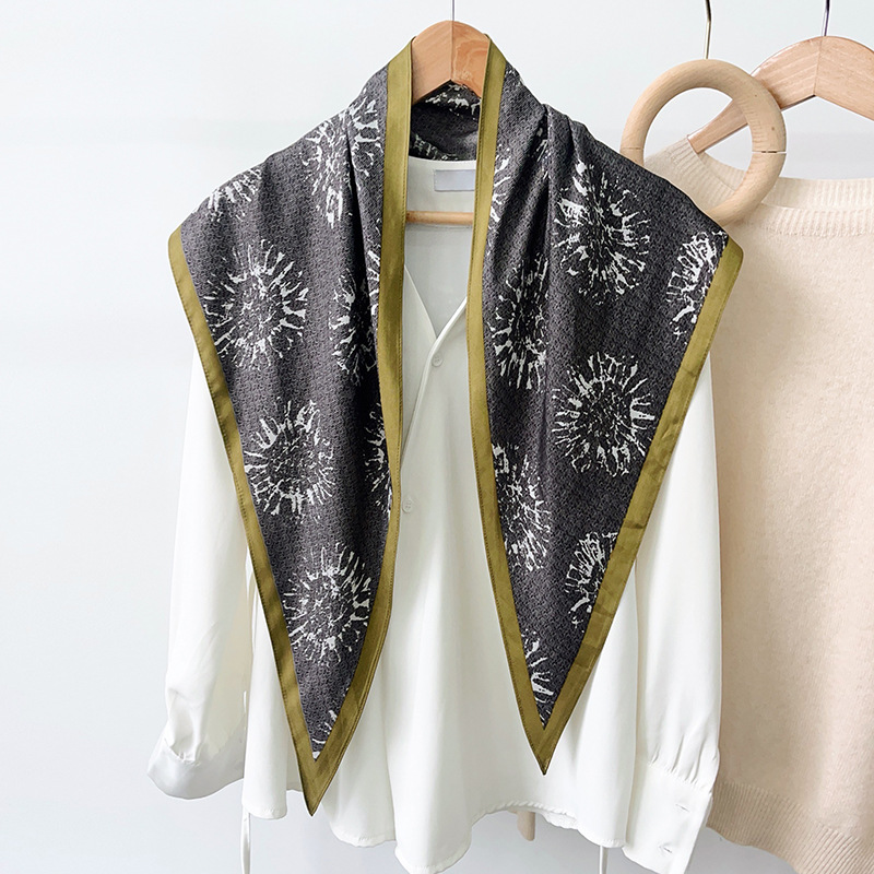 2025 nuevo estilo verano todo-fósforo cintura a juego camisa traje de mezclilla chal seda de sarga toalla triangular de moda fresca