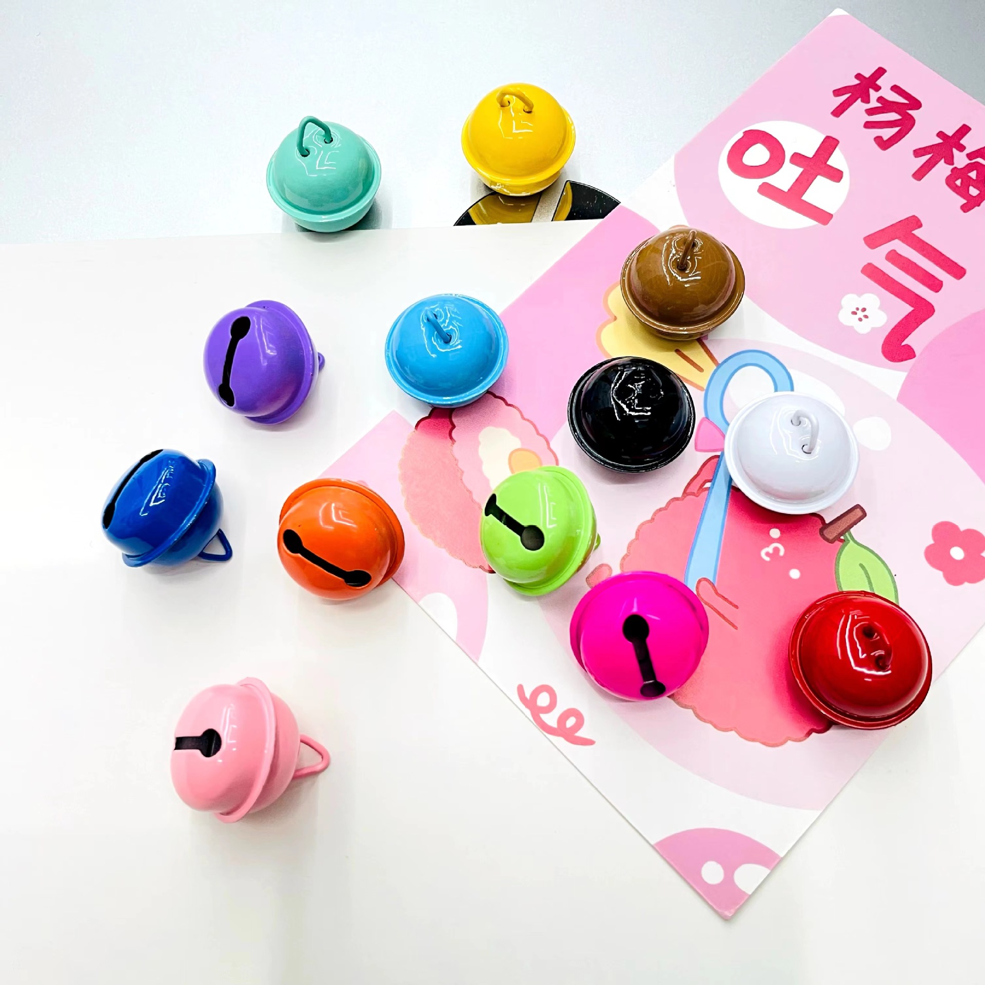 22mm colorido una palabra pintada campana DIY accesorios joyería pulsera bolsas de llaves colgar material de Navidad al por mayor