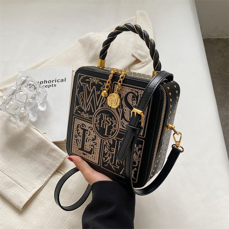 Eine neue hochwertige handgestickte kleine quadratische Tasche mit Nischendesign. Die Textur ist stilvoll und eine diagonale Cross-Box-Tasche mit einer Schulter_voghion.com