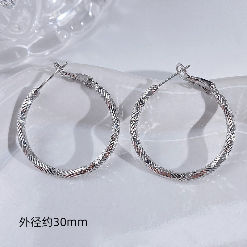 Nuevos desplazamientos de moda con pendientes de círculo grande, ligero y lujoso, temperamento femenino de alta gama, botones para los oídos, Orejeras de círculo vegetariano, agujas para los oídos