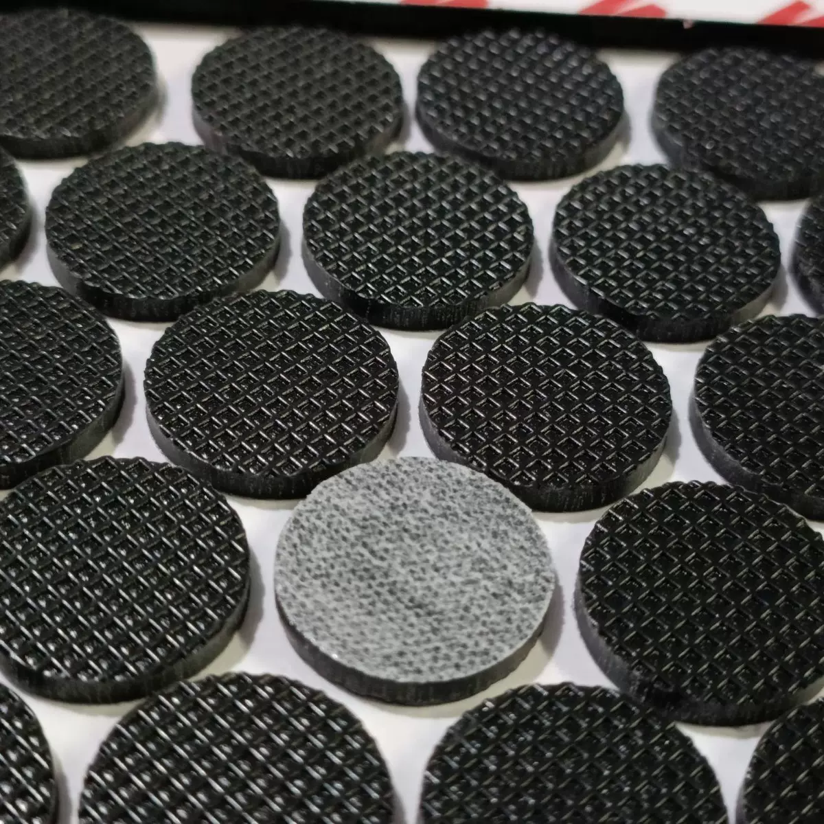 硅胶垫格纹硅胶垫网格橡胶垫黑色自粘硅胶垫电器防滑脚垫桌椅防滑