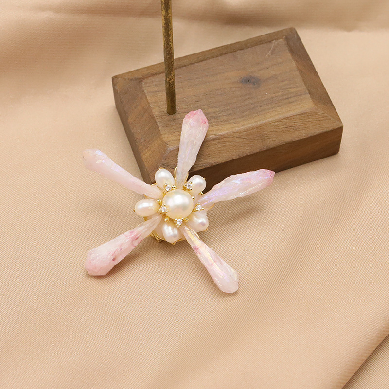 Broche de perlas naturales con borlas de bambú marino y flores, moda de alta gama, redondo y exquisito, broche de perlas estilo Chanel de alta calidad para mujer.