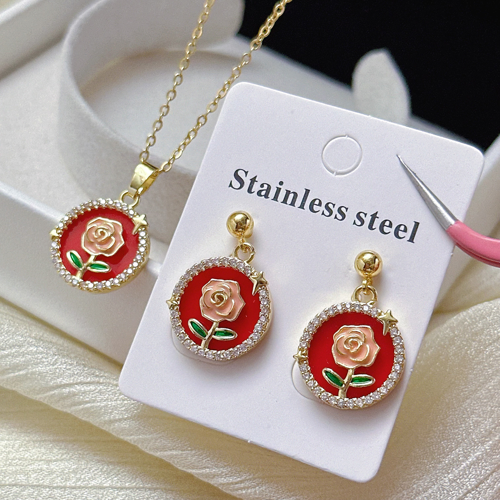 Collar de flores de tulipanes brillantes rojos dorados, nicho de lujo ligero para mujeres, diseño de nuevo collar de clavícula joyería