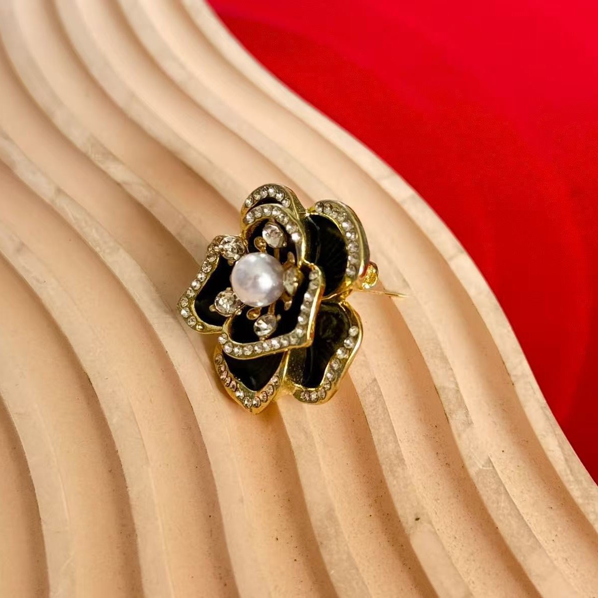 Spilla camelia elegante, spilla a rosa nera dal design alla moda_voghion.com