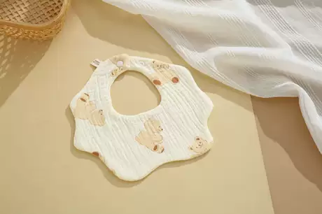 Dundun bear (petal bib)