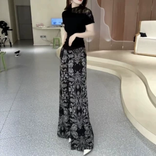 26266新大爱美依缘2026夏季新黑色镂空拼接上衣复古印花阔腿裤潮