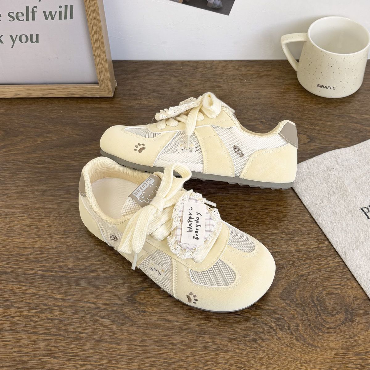 2026 explosión de verano malla con falda transpirable zapatos de entrenamiento alemán gatito lindo universal zapatos deportivos casuales de mujer