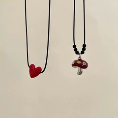 秋冬の新型のファッション塗装の赤い愛のキノコは縄のネックレスの女性の金のかわいい精巧な小さい大衆の鎖を引き出します。
