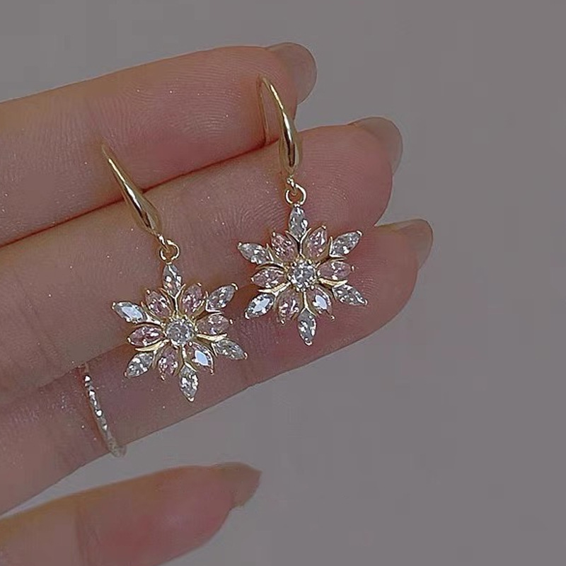 Wholesale Jewelry Vintage Style Simple Style Solid Color Snowflake Alloy Zircon Plating Inlay Drop Earrings display picture 3