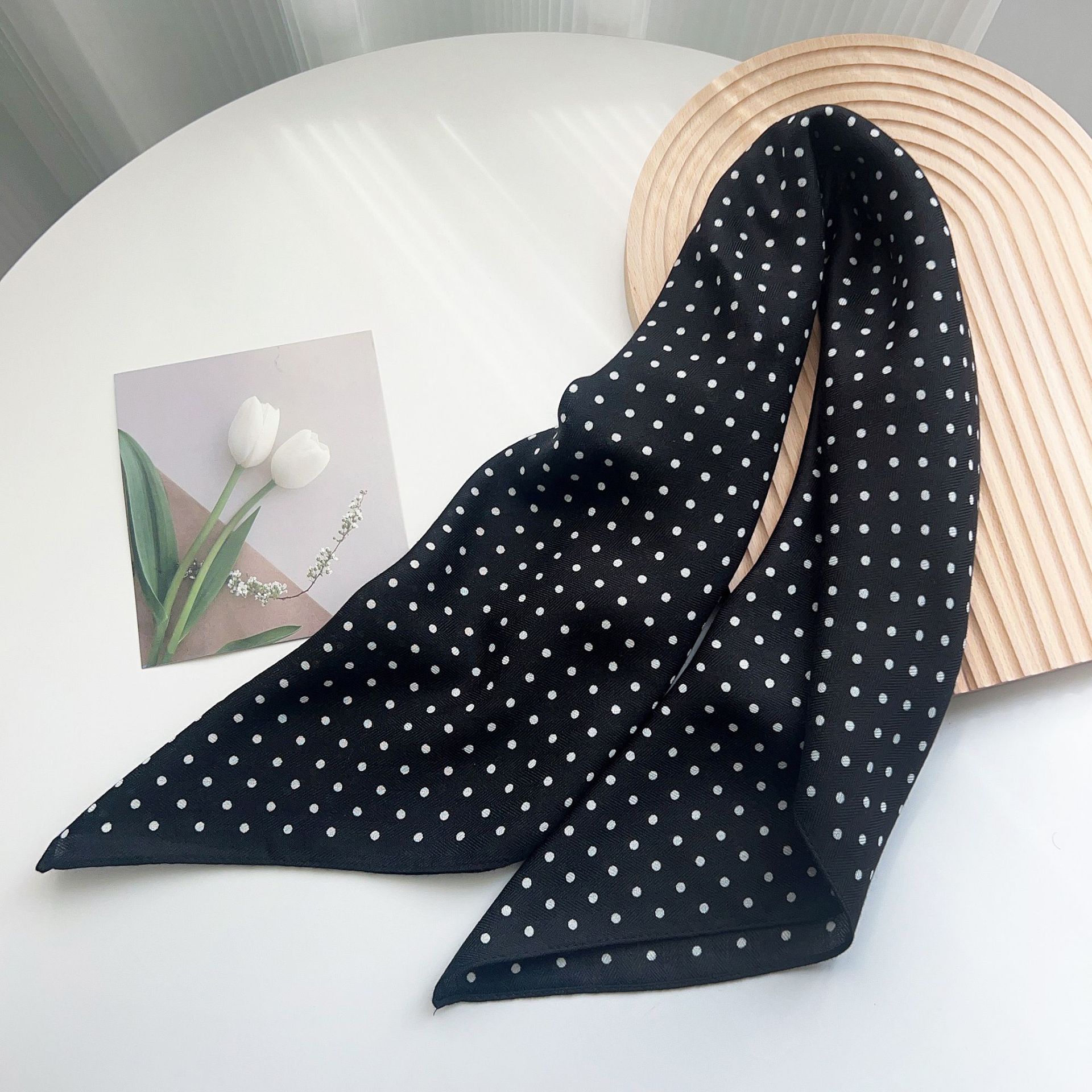 Pañuelo Cuadrado de Lunares 68 cm de Poliéster Térmico con Protección Solar para Primavera y Otoño image 8