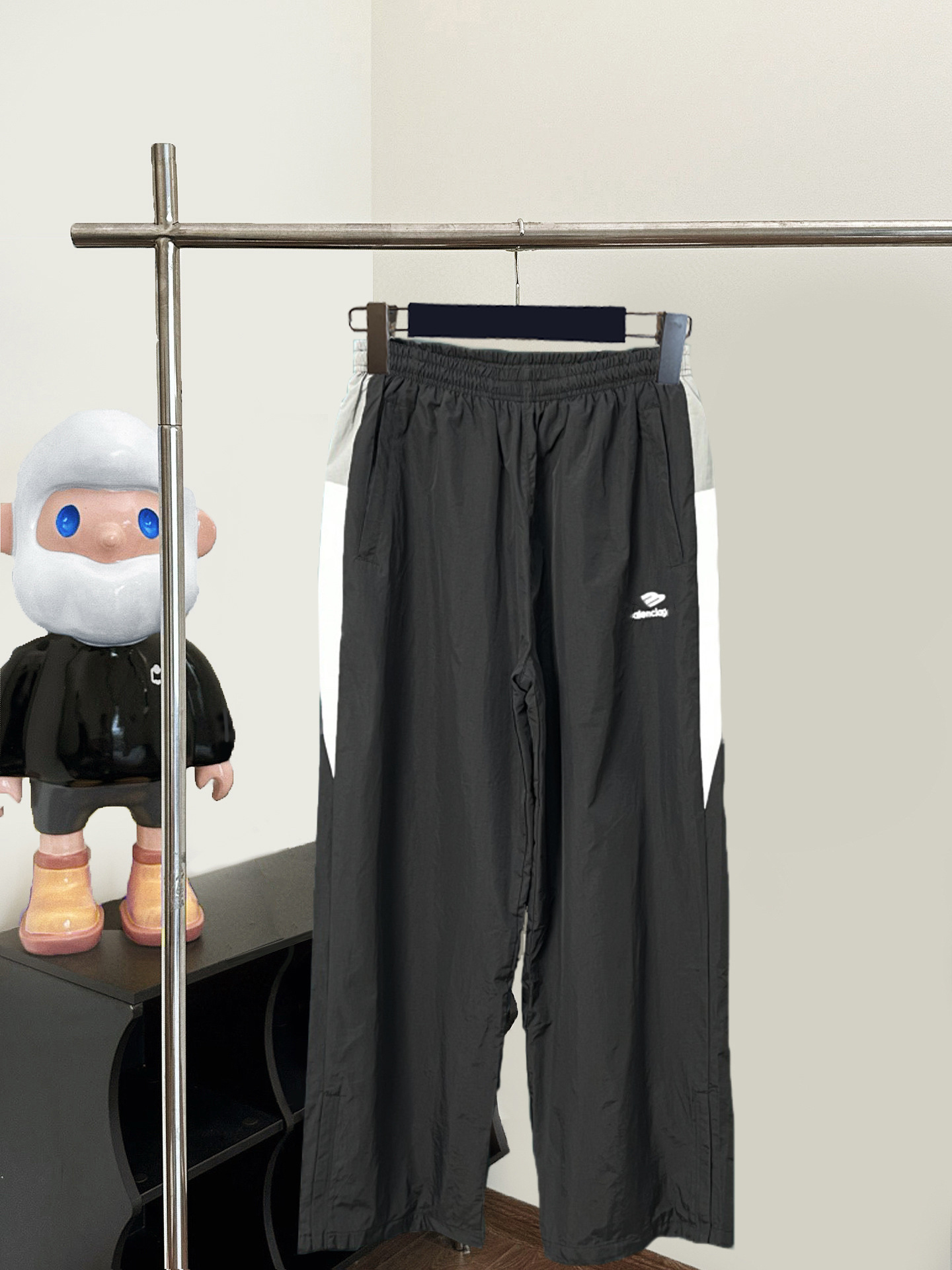 흑백 회색 바지