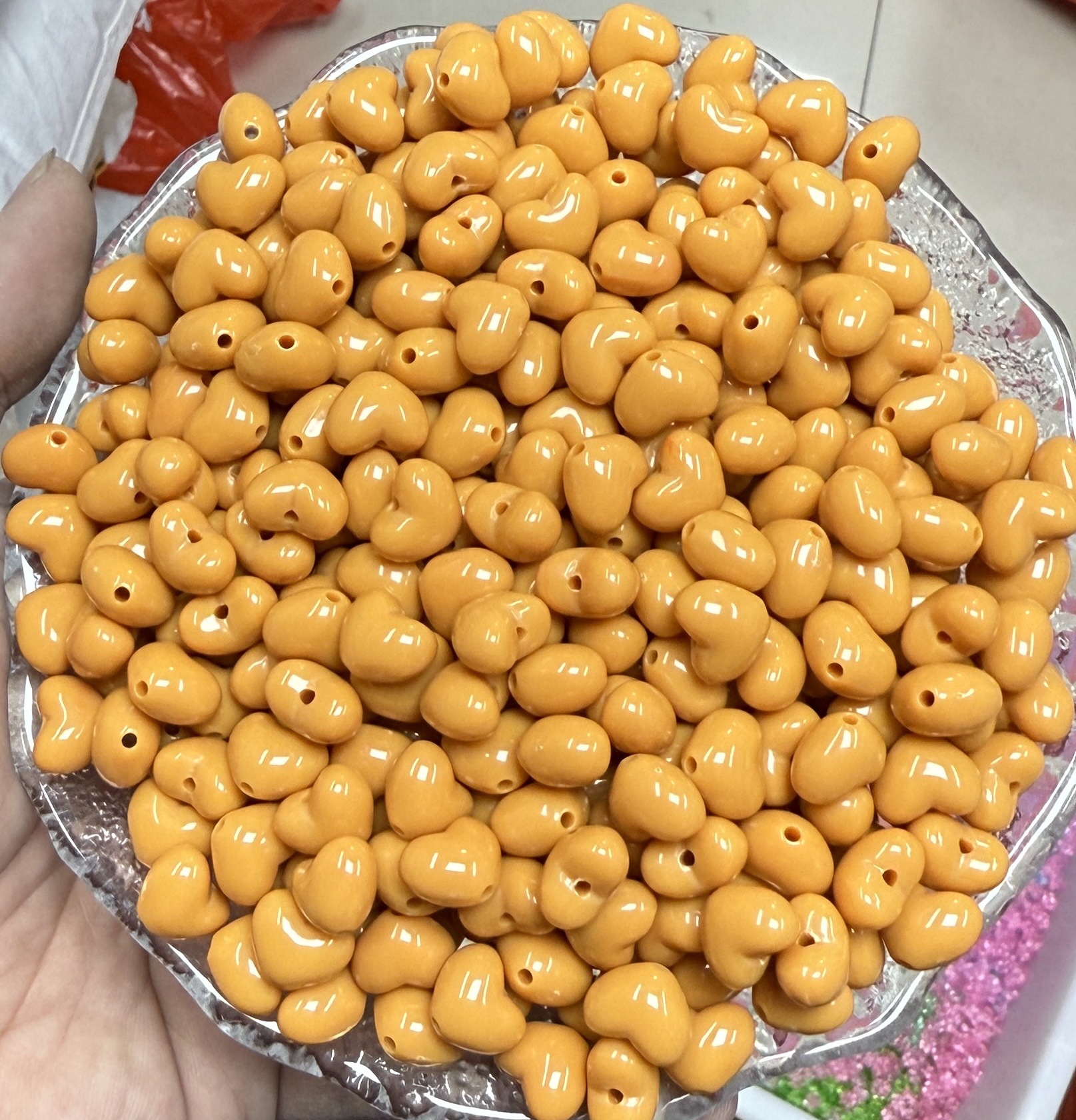 Gordos amor tacos agujeros verticales corazón de桃 cuentas acrílicas pulseras cadenas de teléfonos móviles diy accesorios de joyería 2025 perlas sueltas