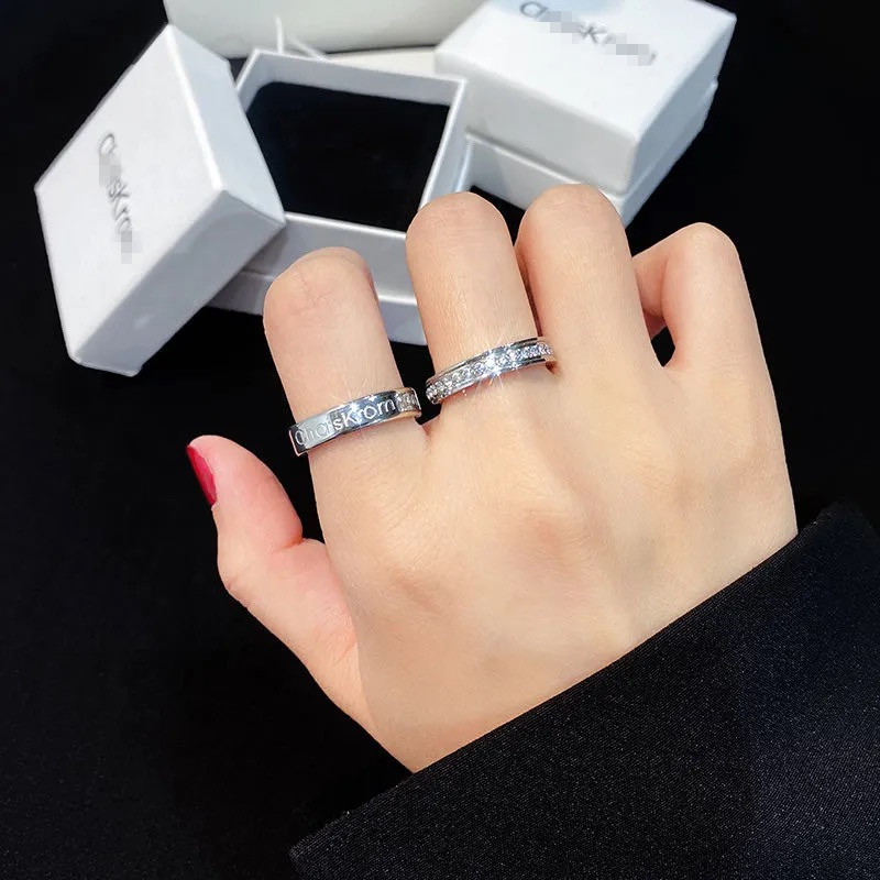 Anelli delicati impilabili bicolore, set di stratificazione in metallo misto di tendenza, fasce sottili minimaliste in oro e argento, simboli di stelle iniziali incisi, impilabili da 3 a 5 pezzi, moda_voghion.com