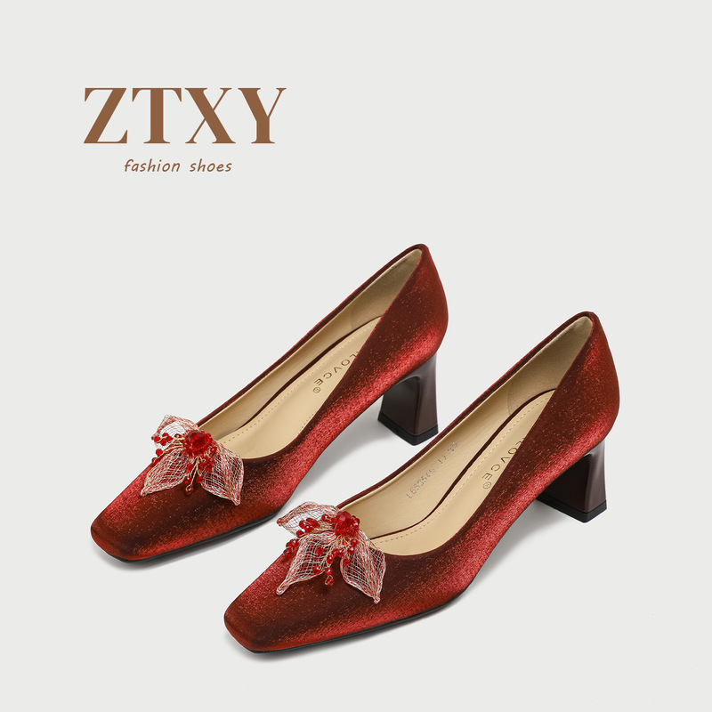 Stunning floral rhinestone red high heels for women, 2026 autumn and winter new style, chunky heel, square toe, satin wedding shoes, bridal shoes