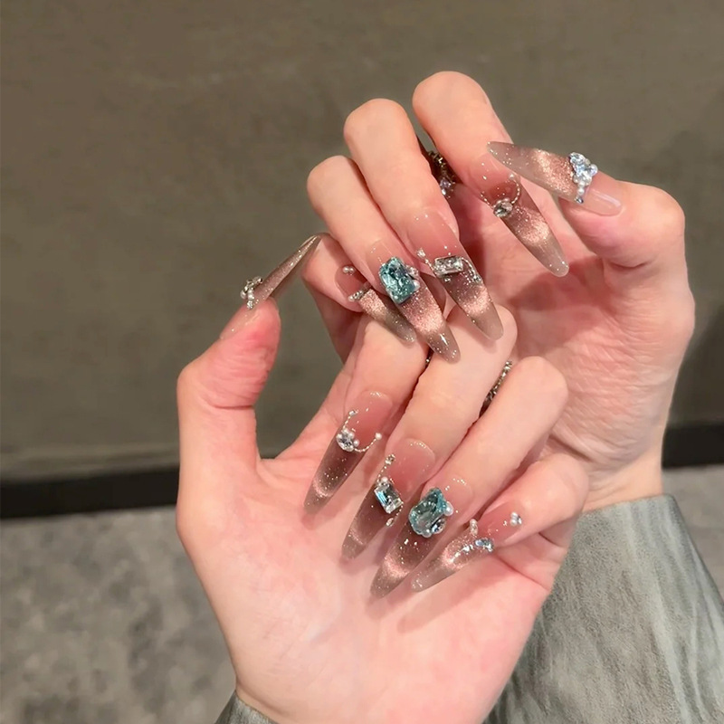 Insは甲甲片猫眼高級感を身に着けています。|undefined