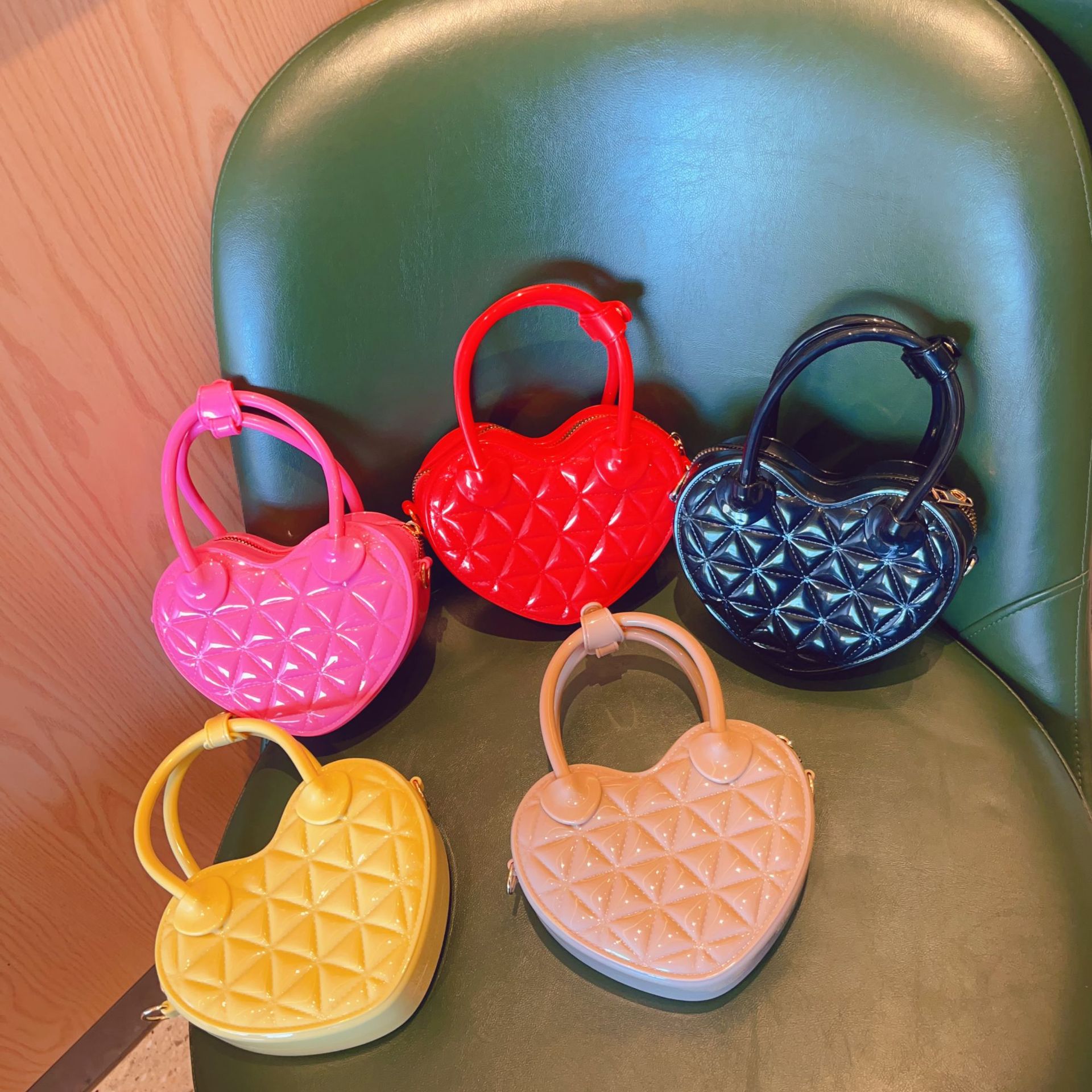 New PVC jelly bag for early spring 2025, heart-shaped hand-held small bag, diamond-shaped single-shoulder crossbody ladies' bag, sweet small bag Specification drawing