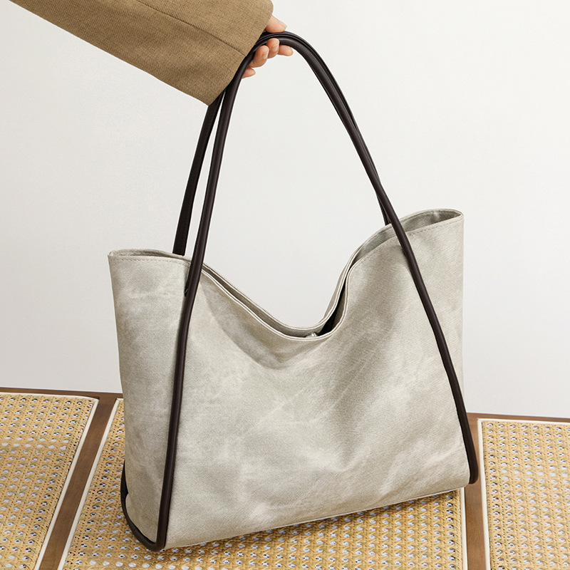 Capacious fashionable retro shoulder bag