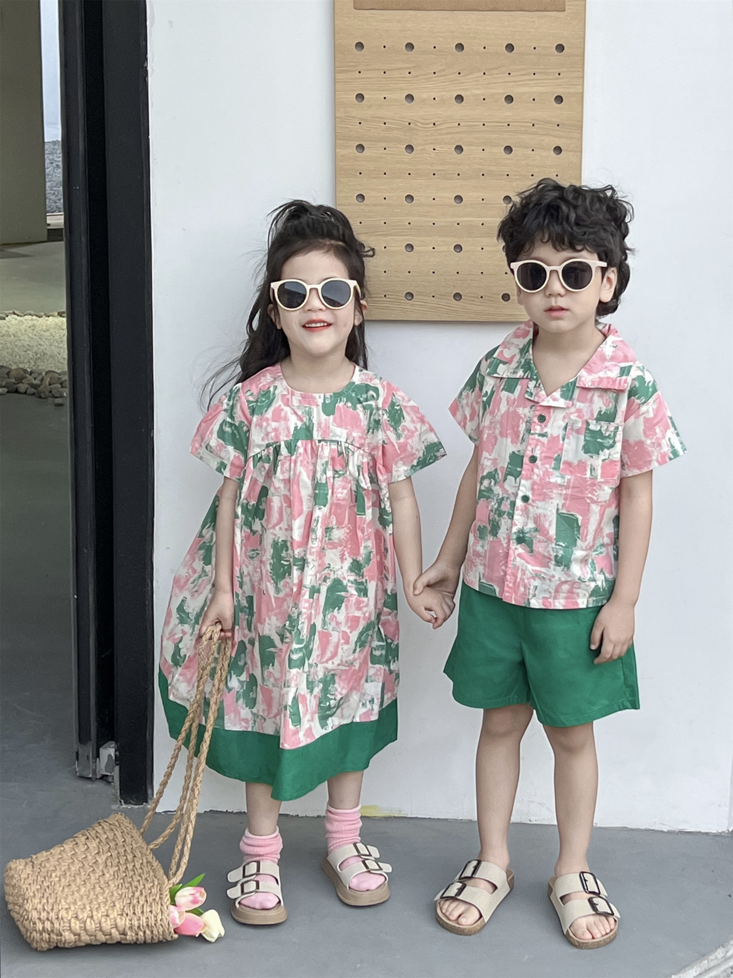 2024夏韓版男女童姐弟裝粉花綠色鑲邊連衣裙男童短袖短褲套兄妹裝