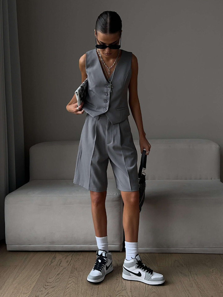 Bộ vest nữ áo gile cổ V cài khuy một hàng kèm quần short ống thẳng — Màu trắng, Màu xám, Màu đen (thêm mới) chi tiết 14