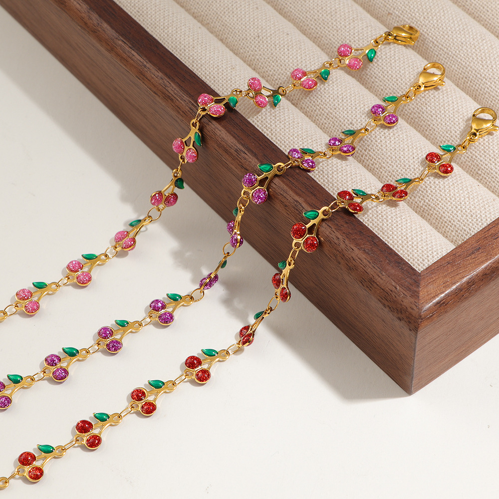 Explosiva transfronteriza ins casual estilo ligero y elegante pequeño estilo fresco fruta cereza pulsera 18k oro titanio acero dulce pulsera mujer
