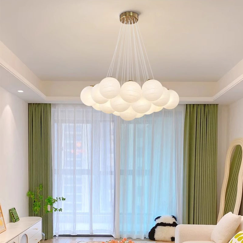 Lámpara francesa nube viento dormitorio nuevo estilo de crema ligera simple candelabro lámpara de red de vidrio invitados bola roja ahora