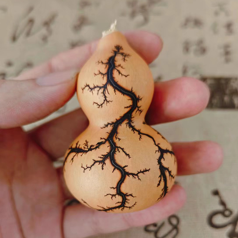 Electric shock gourd, lightning strike natural gourd, collectible hand-held gourd, pendant gourd, hand-twisted gourd, creative gourd ornament, plaything.