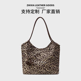 工厂定制潮流豹纹托特包秋冬大容量时髦单肩包包女简约通勤包批发